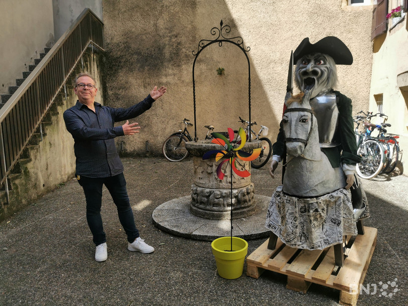 Bernard Schneider, président de l'association Neuchâtel Centre, aux côtés du Don Quichotte de la rue des Moulins.