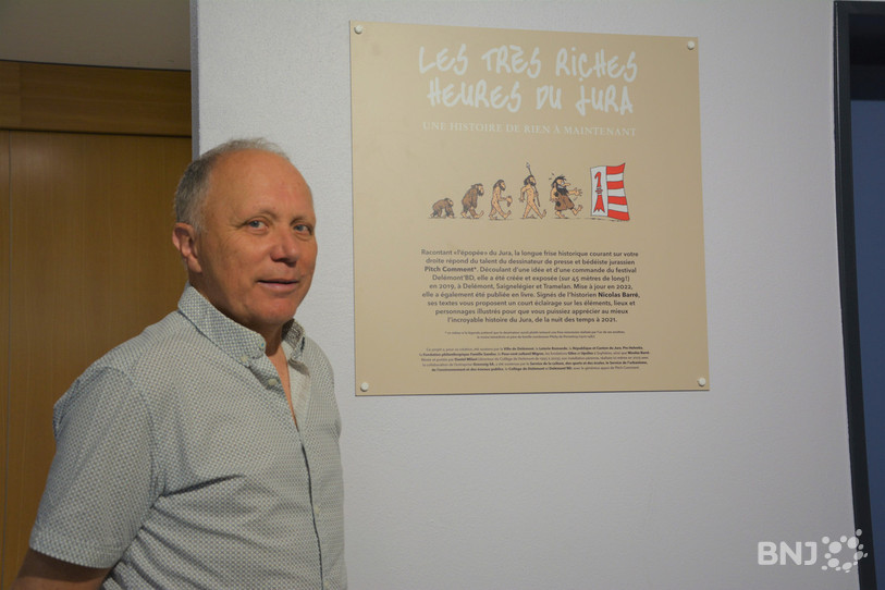 Daniel Milani, directeur du Collège de Delémont, devant le panneau qui présente l'oeuvre de Pitch Comment.