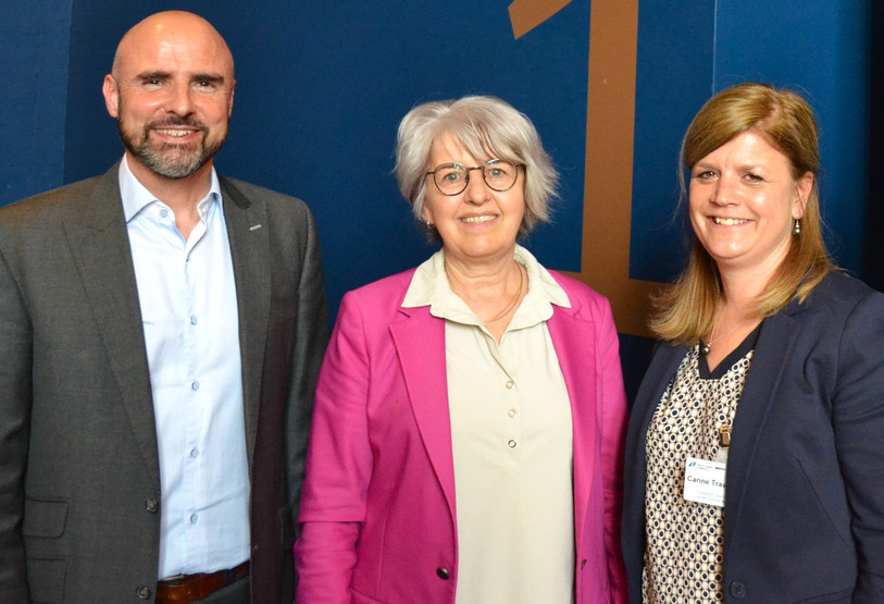La conseillère fédérale Elisabeth Baume-Schneider est entourée du directeur de la FAS Ian Hennin et de la cheffe du département Aide et Soins Carine Travelletti. (photo : FAS)