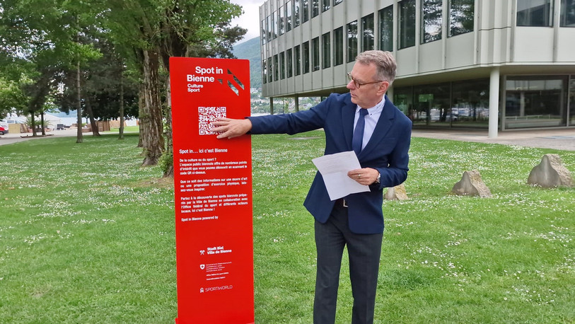 Chacune des six stèles est munie d’un code QR pour obtenir des informations sur la sculpture concernée et découvrir un exercice physique en lien avec celle-ci. (Photo : Ville de Bienne)