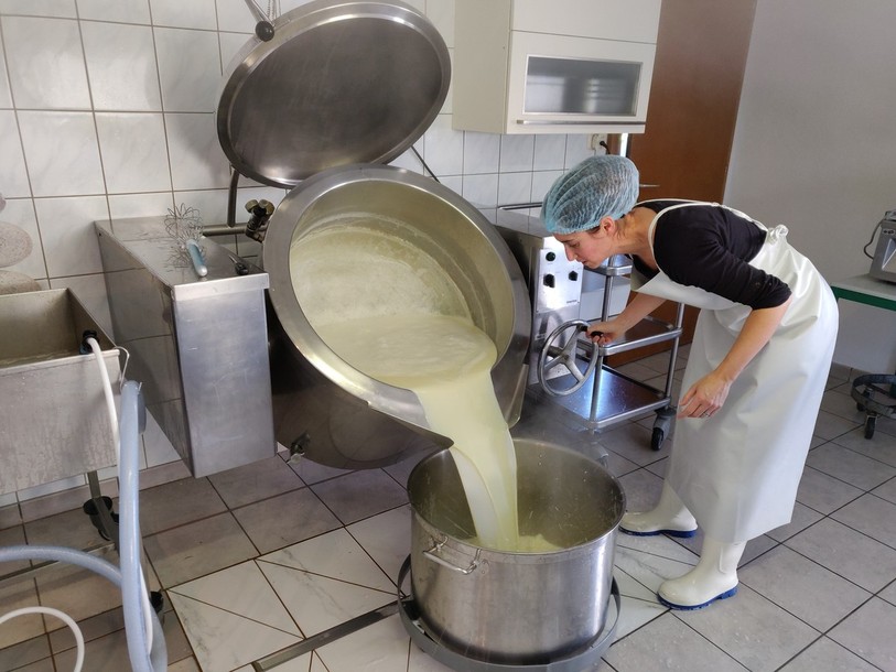 Léa Petitjean-Gisiger en train de fabriquer du tofu. (Photo: Ferme Ecotone)