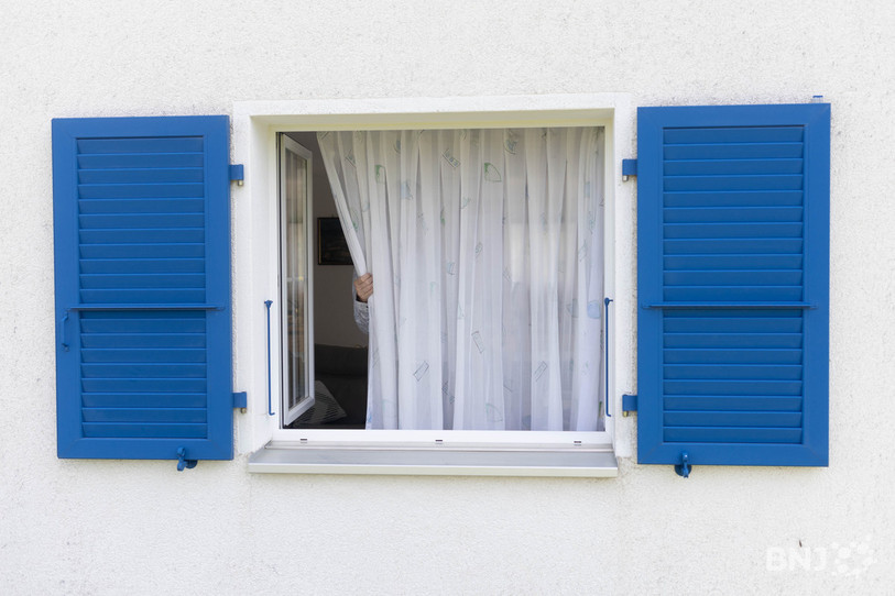 Il n’est pas rare, dans une maison jurassienne, de voir le rideau bouger alors qu’on ne s’y attend pas.