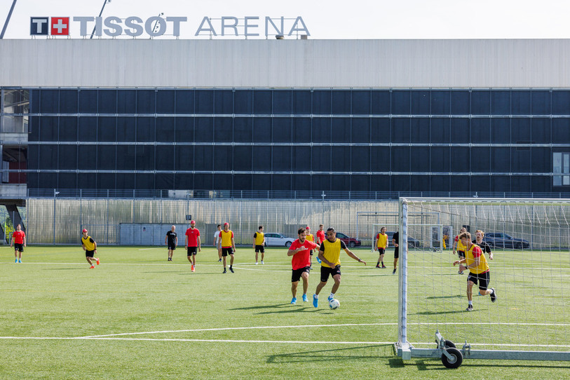 Les hockeyeurs du HC Bienne ont investi le terrain de football pour lancer la préparation physique d'été. (Photo : Nik Egger)