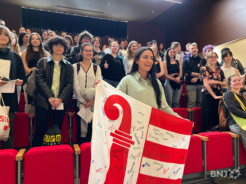 Après un bel échange, Meriame Terchoun s'est vue remettre un drapeau jurassien dédicacé par tous les élèves.