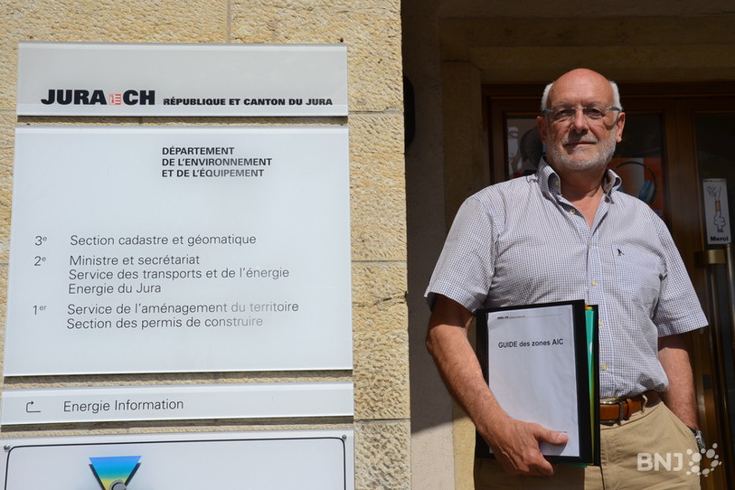 Dernier jour de travail pour le chef du service de l'aménagement du territoire. Dominique Nusbaumer est fier de son guide.