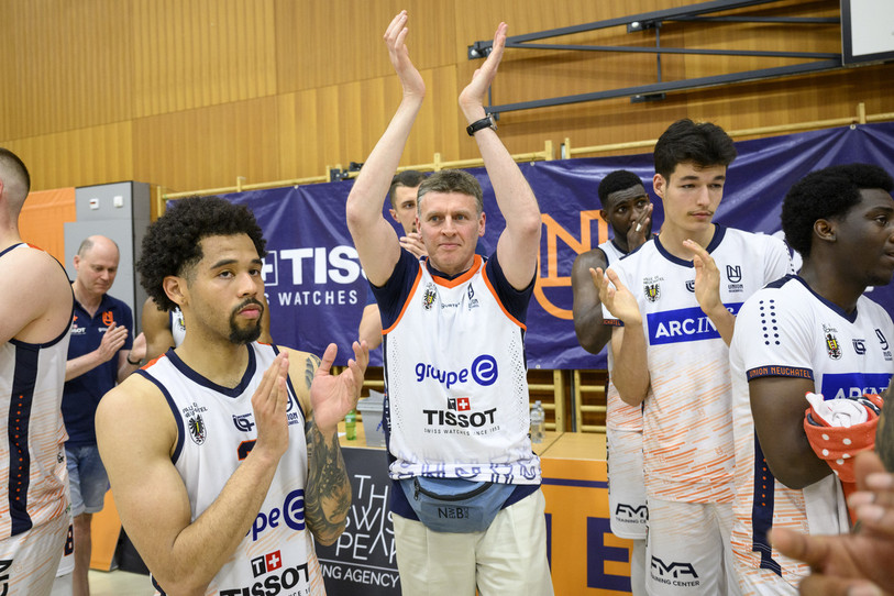 Andrea Siviero, au centre, président sortant d'Union Neuchâtel Basket. (Photo : KEYSTONE/Laurent Gillieron)