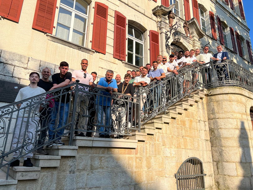 Les SR Delémont posent sur les marches de l'Hôtel de Ville de Delémont en compagnie des autorités communales (photo : Ville de Delémont).