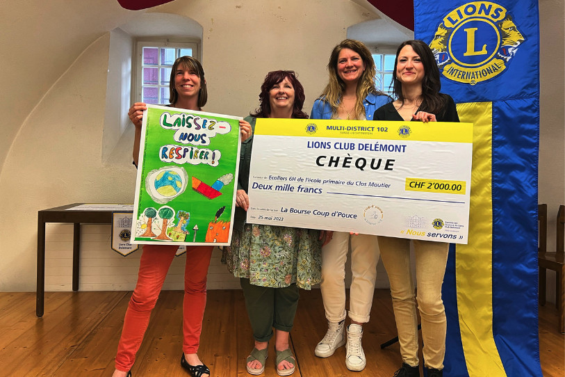 Sophie Walpen-Roth (tout à gauche) et Lynn Grand-Guillaume Perrenoud (tout à droite) ont accompagné leur classe dans la réalisation d'affiches de sensibilisation. (Photo : Lions Club Delémont).
