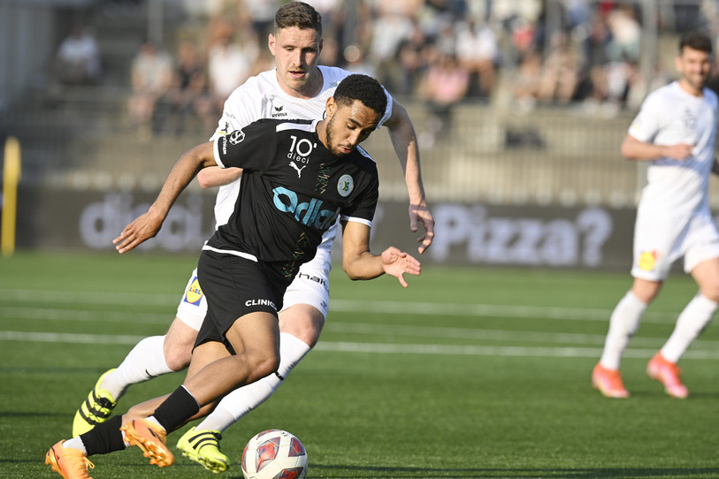 Récemment promus en Super League de football, les joueurs d'Yverdon-Sports ne savent pas encore quelle pelouse ils fouleront lors de la reprise. (photo : KEYSTONE/Walter Bieri)