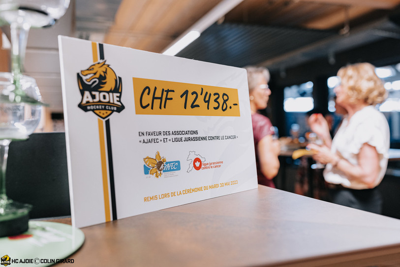 Le chèque remis cette semaine par le HC Ajoie (photo : CG Photographie).