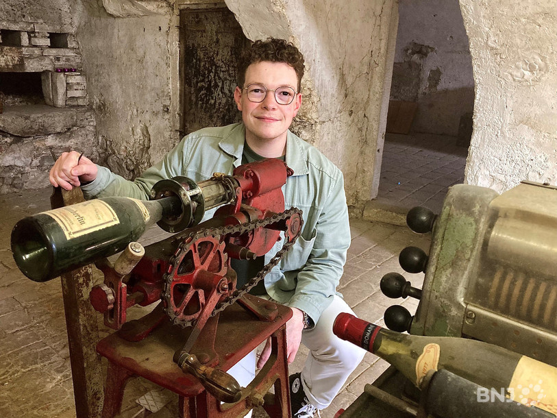 Léo Macquat, jeune cuisinier passionné, s'est donné pour défi de rénover puis réouvrir les Caves du Château à Delémont.