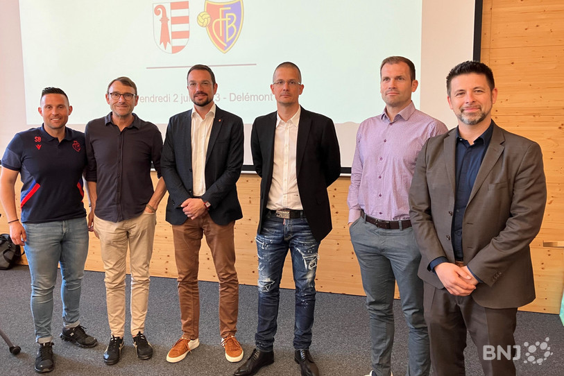 Les représentants du FC Bâle prennent la pose aux côtés du ministre jurassien de la formation et du directeur de la division commerciale du CEJEF. De gauche à droite : Sébastien Bader (recruteur au FCB), Stefano Ceccaroni (responsable pédagogique à l'académie du FCB), Martial Courtet (ministre jurassien de la formation), Pascal Naef (délégué du conseil de la Fondation de l'académie du FCB), Daniel Stucki (responsable de l'académie du FCB) et Loïc Stalder (directeur de la division commerciale du CEJEF).
