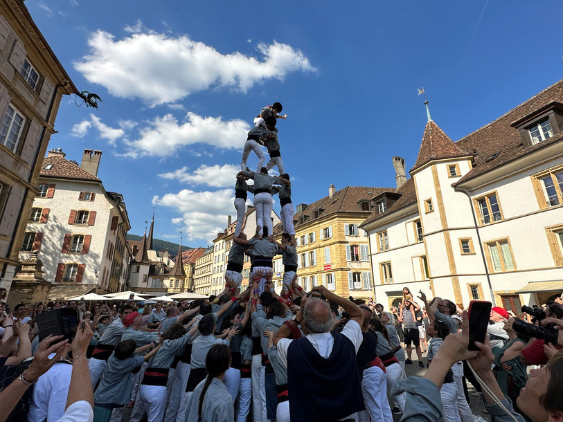 Le groupe Castellers de Sants a réalisé une pyramide humaine vendredi après-midi à Neuchâtel. (Photo: Ville de Neuchâtel).