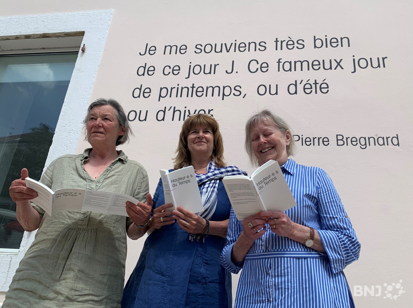 Isabelle Meyer, Valérie Wyser-Attinger et Annie Junod de l’association 1000m d’auteur(e)s devant une citation de Jean-Pierre Bregnard. 