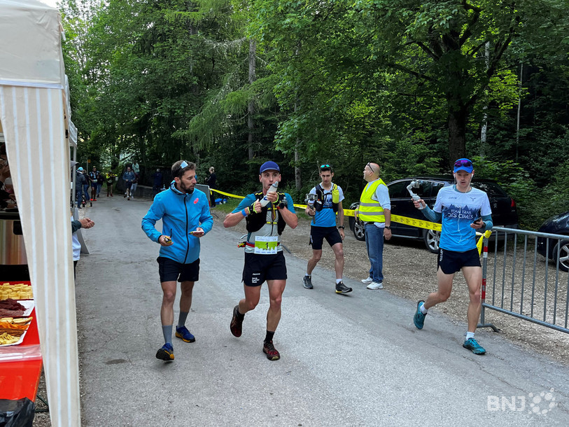 Benoît Girondel lors de son passage au ravitaillement de Môtiers samedi matin. Le Français, tenant du titre, abandonnera par la suite à Vuiteboeuf.