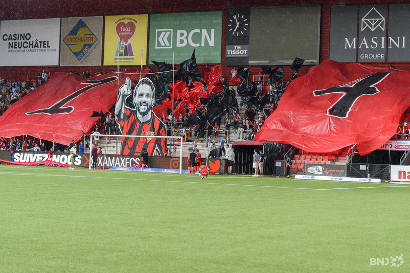 Le public de La Maladière a célébré Raphaël Nuzzolo samedi lors du dernier match de la saison gagné par Xamax. (Photo: Bertrand Pfaff). 