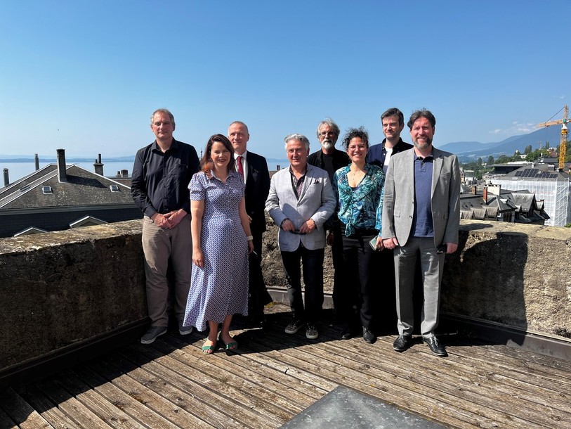 Olivier Schinz, chargé de projet, Marie-Thérèse Bonadonna, cheffe du Service de la culture, Laurent Kurth, conseiller d'Etat, Thomas Facchinetti, conseiller communal, Johne Howe, illustrateur, Aïda Mitic, architecte, Pierre-Yves Walder, directeur du NIFFF et Didier Boillat, conseiller communal (de gauche à droite) posent sur la future terrasse du projet.