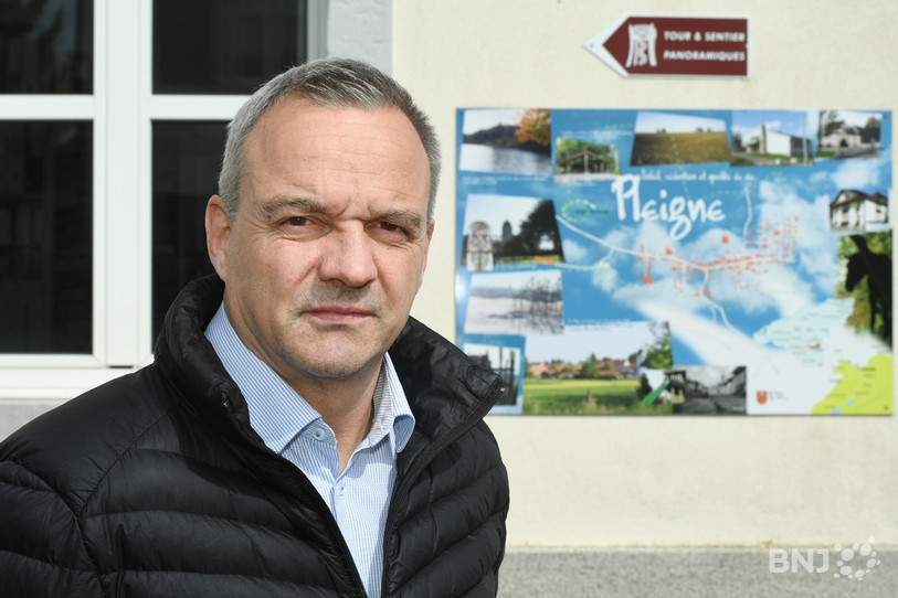 Stéphane Brosy, maire de Pleigne, a choisi de poser devant un plan de son village.