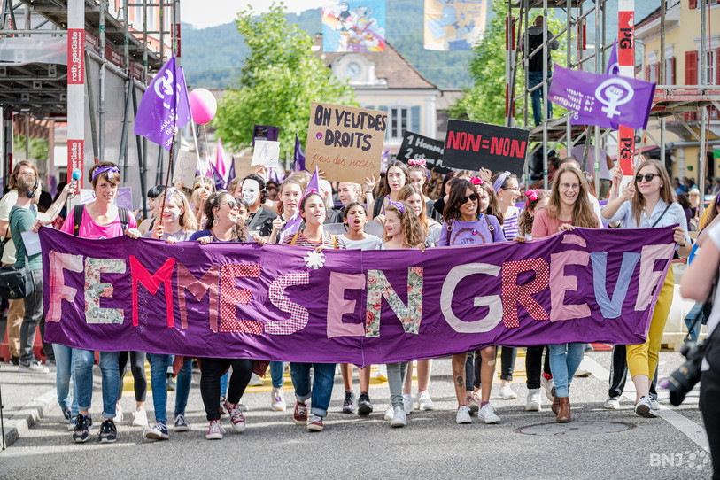 En 2019, près de 4'000 personnes ont défilé à Delémont durant la grève féministe. (Photo archives : Jonathan Vallat).