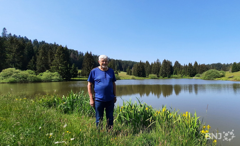 Notre guide Denis Farine pose devant l'étang de Plain-de-Saigne.