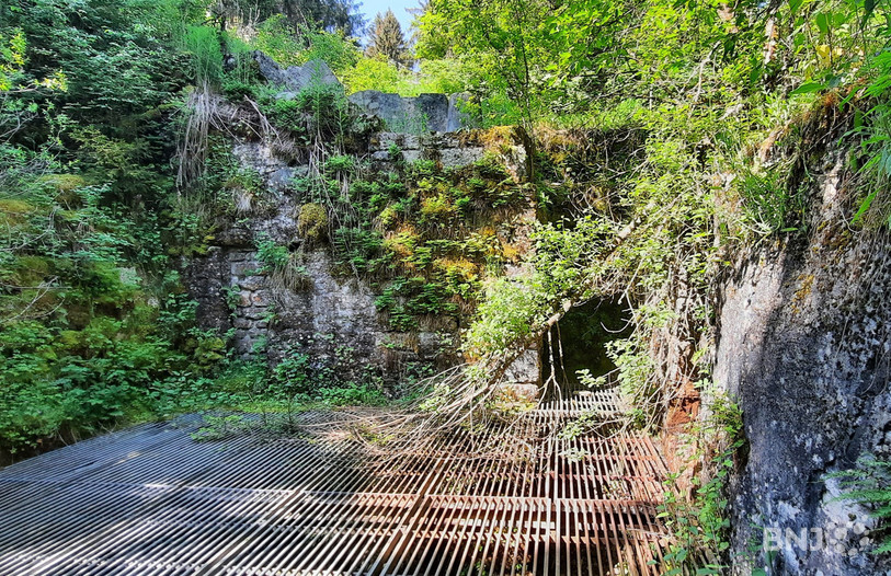 Le site de l'ancien moulin de Plain-de-Saigne... sous la grille s'ouvre un trou de plus de dix mètres.