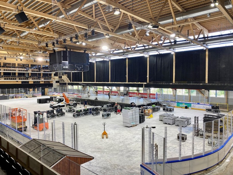 Les préparatifs techniques battent leur plein à la Raiffeisen Arena de Porrentruy en vue du Festi'Live.