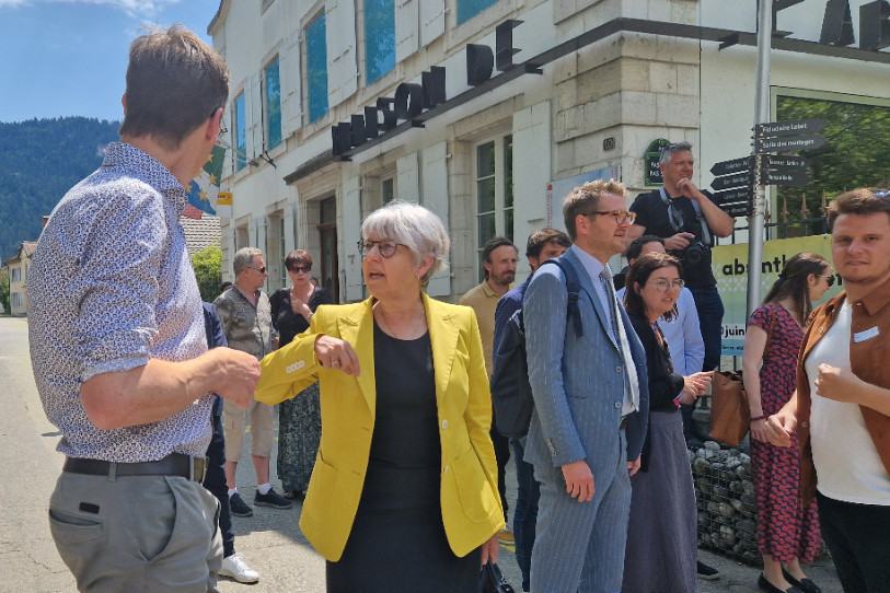 La conseillère fédérale Elisabeth Baume-Schneider à la Maison de l'absinthe à Môtiers avec le groupe socialiste de l’Assemblée fédérale au début du mois de juin.