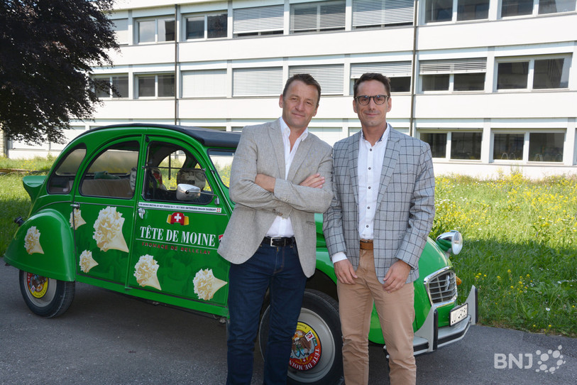 Le Jura-Pass devient numérique. Le directeur de Jura Tourisme Guillaume Lachat (à droite) évoque les objectifs d'un tel changement. Il pose ici avec le président de Jura Tourisme Frédéric Lovis.