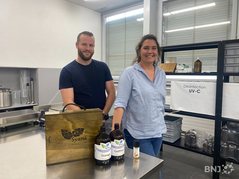Anaïs Brait et Fabian Cavallin réalisent leurs mélangent dans leur laboratoire situé au Forum de l'Arc à Moutier.