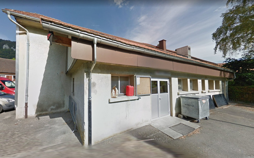 Vétuste, la salle communale de Sonvilier mérite une cure de jouvence. (Photo : Googlemaps).