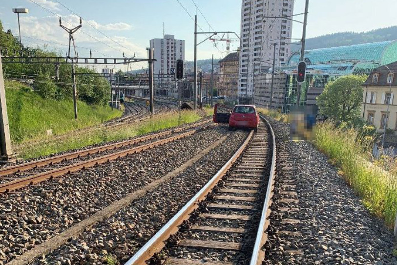 La voiture a été rapidement retirée des voies de chemin de fer. (Photo : Police neuchâteloise).