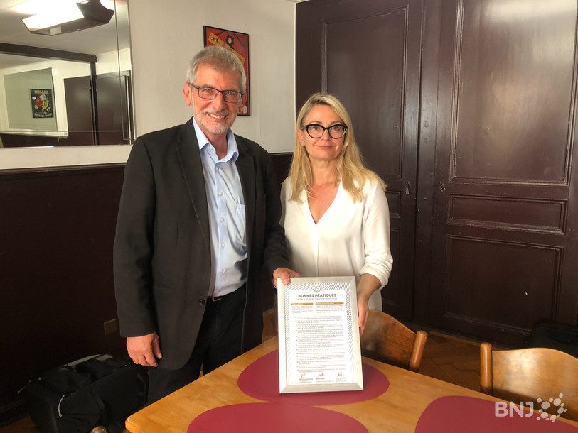Pierre-François Gobat, chef du Service de la consommation et des affaires vétérinaires et Karen Allemann, directrice de GastroNeuchâtel, espèrent retrouver un environnement plus serein sur le terrain grâce à cette charte.