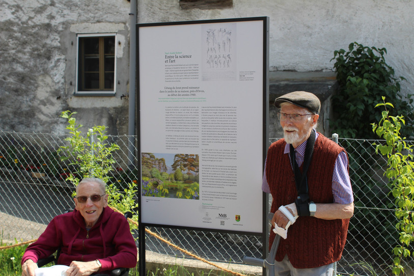André et David Robert, de gauche à droite, ont eu l’honneur de dévoiler les panneaux commémoratifs. (Photo : Ulrich Knuchel)