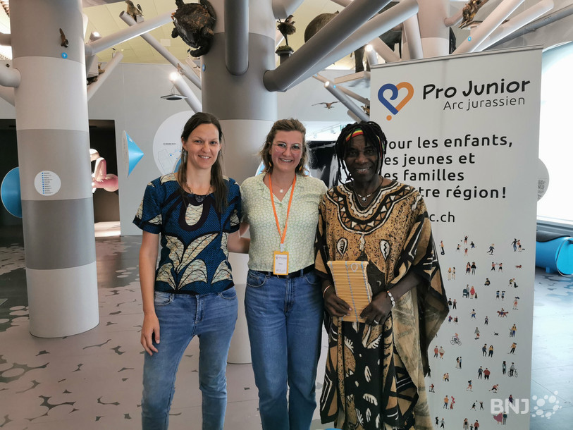 La musicienne Federica Dal Ponte, la cheffe du projet Kululeko Théa Jean-Petit-Matile et le conteur Kasongo Mutombo (de gauche à droite) lors de l'action contes à Muzoo à La Chaux-de-Fonds.
