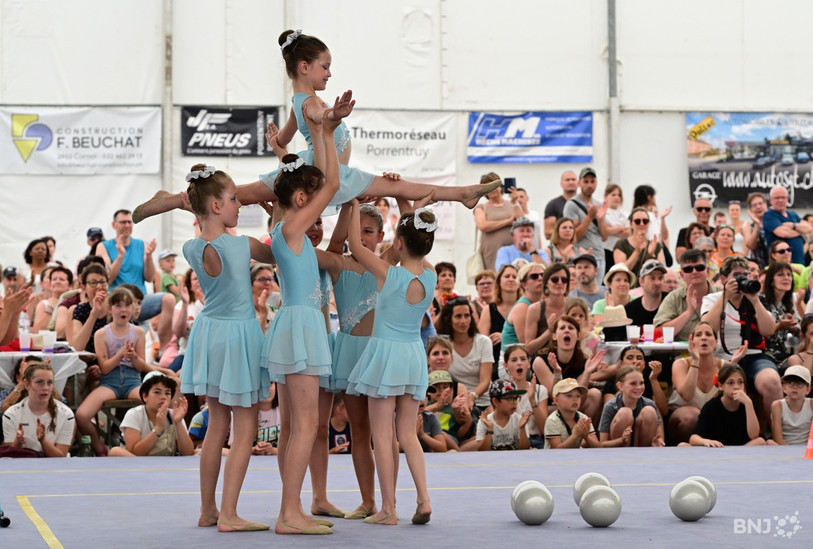 Malgré la chaleur étouffante sous la tente, les jeunes gymnastes ont assuré le show devant un public conquis. (Photo : Georges Henz).