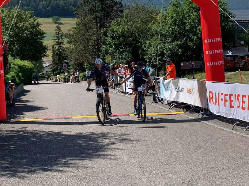 De gauche à droite : Andy Kläy et Micha Klötzli sont arrivés ex-aequo à Develier ce dimanche matin. (Photo : VTT Club Jura).