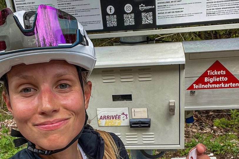 Ines Freiburghaus, la plus rapide en vélo, au moment de timbrer sa carte d'arrivée. (Photo Neuchallenge).