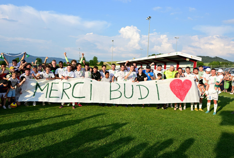 Les supporters et joueurs du FC Courtételle ont fêté leur promotion en 1re ligue ce samedi. (Photo : Georges Henz)