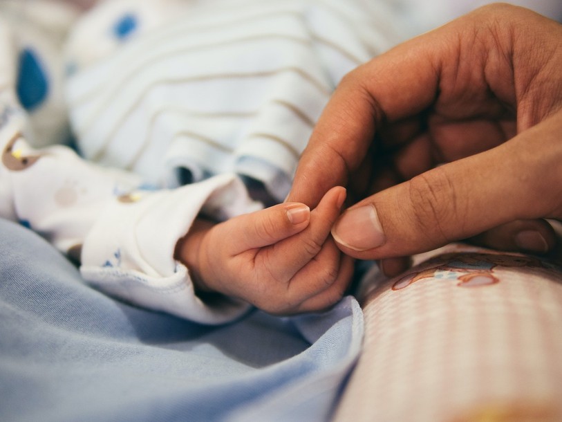 Les parents bénéficient actuellement de 14 semaines de congé maternité et 2 semaines de congé paternité sur le plan fédéral. (Photo libre de droits).