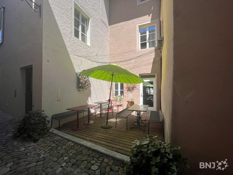 La terrasse situés du côté ouest doit désormais fermer dès 19h.