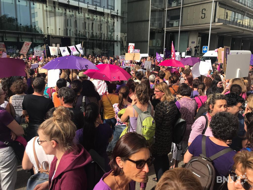 En 2019, les grévistes avaient eu l'autorisation d'emprunter l'avenue de la Gare à Neuchâtel, le 14 juin. Ici, le cortège stationne devant la tour de l'OFS. (Photo d'archives)
