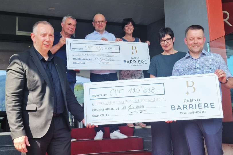 Les deux chèques ont été remis mardi au casino de Courrendlin. (Photo : Casino Barrière Courrendlin)