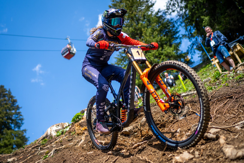 Camille Balanche (ici à Lenzerheide) est la tenante du titre du classement général de la Coupe du monde (photo : KEYSTONE/Maxime Schmid).