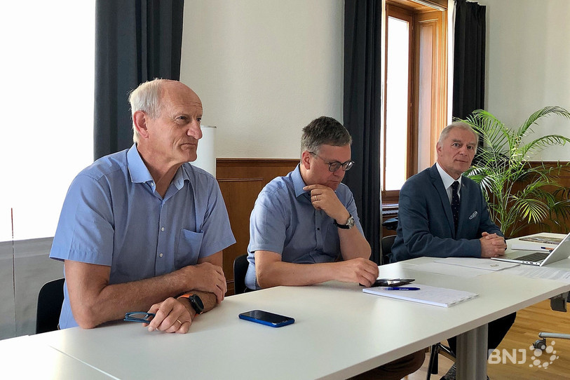 Les conseillers communaux Jean-Claude Brechbühler, Daniel Geiser et Roby Tschopp (de gauche à droite) ont présenté les enjeux de ce Plan d'aménagement local.