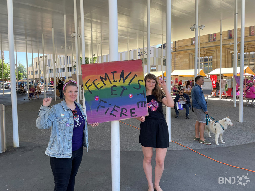Sophie Gagnebin et Léa Ziegler, membres du collectif neuchâtelois et celui des montagnardes, au début de l'occupation de la gare à La Chaux-de-Fonds, mercredi vers 11h. 