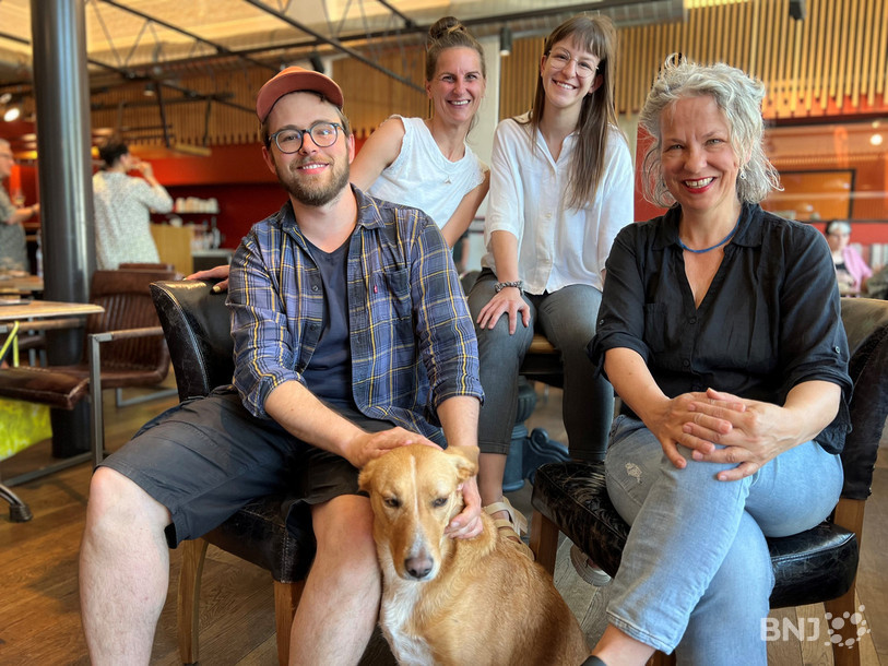 Loupiote entourée de l'équipe du CCDP : le régisseur Gaspard Matile, les collaboratrices Gaëlle Bregnard et Audrey Jubin ainsi que la directrice de la programmation Marie-Claire Chappuis.