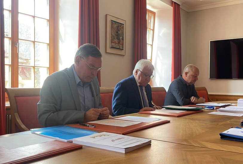 Les comptes 2022 sont bénéficiaires, mais les autorités de Moutier restent prudentes. De gauche à droite : Pascal Eschmann, conseiller municipal en charge des finances, Marcel Winistoerfer, maire de Moutier et Fabrice Zartemi, administrateur des finances.