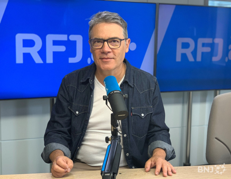 Laurent Cagniat, l’un des dessinateurs des Schtroumpfs, pose devant le bleu RFJ, un vrai « bleu Schtroumpf », plaisante-t-il.