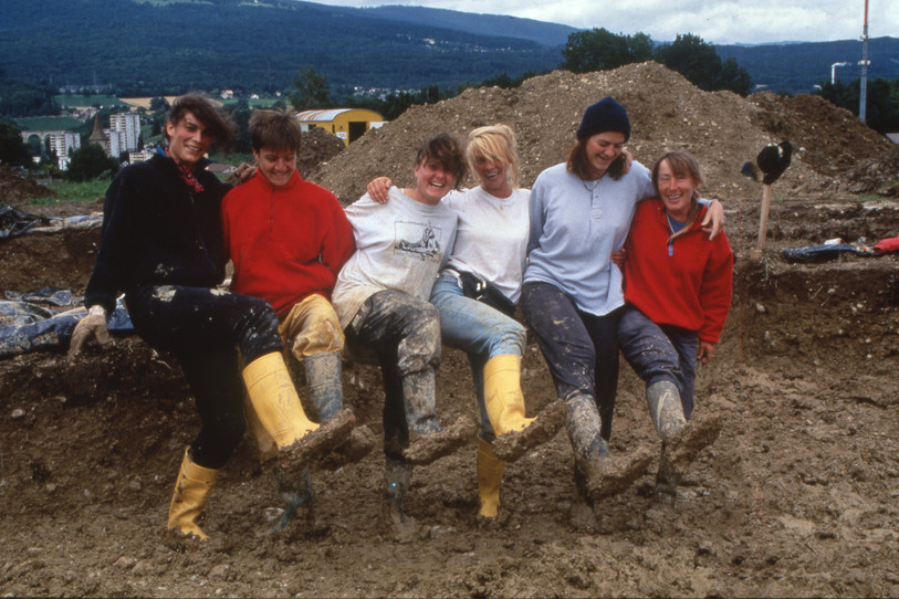 L'une des photos de l'exposition immortalise cette équipe de fouilleuses en 1997 à Cortaillod. Photo : Laténium