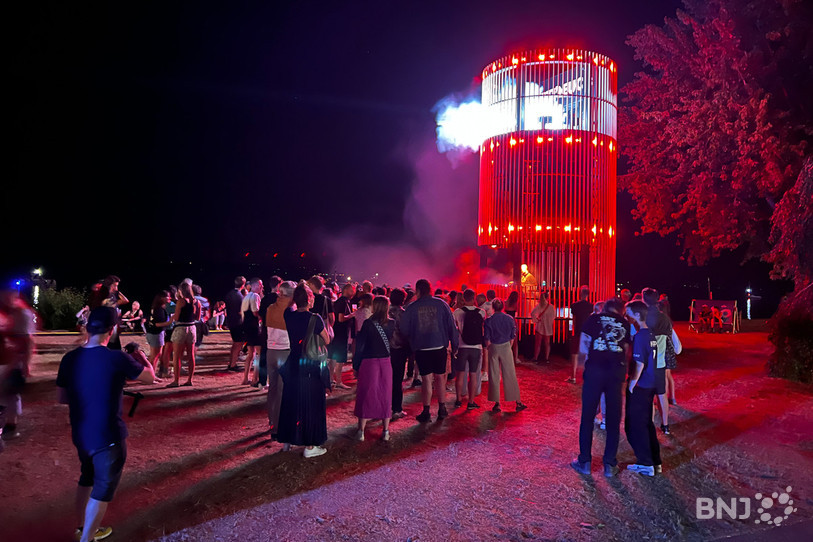 A Festi'neuch, la nouvelle scène du Phare illumine le lac loin à la ronde.